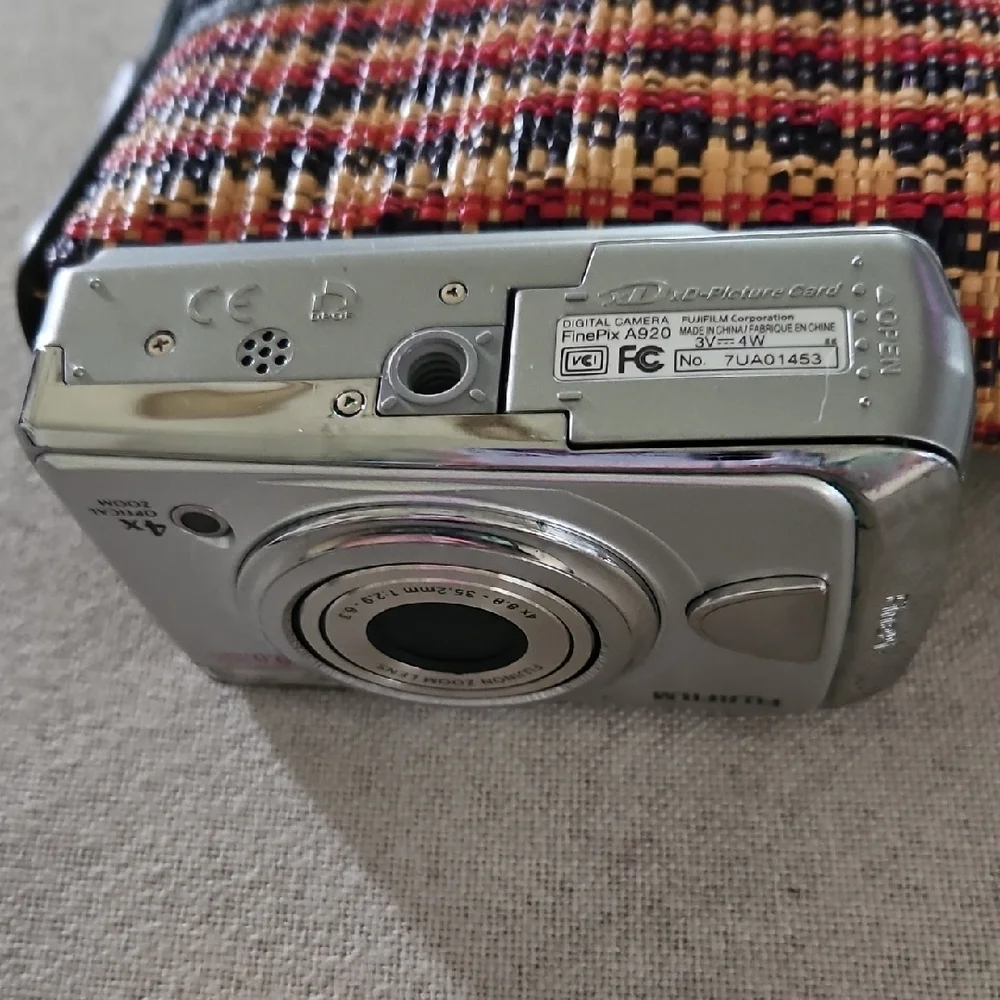 Fujifilm FinePix A920 Silver Compact Digital Camera with Woven Multicolor Case